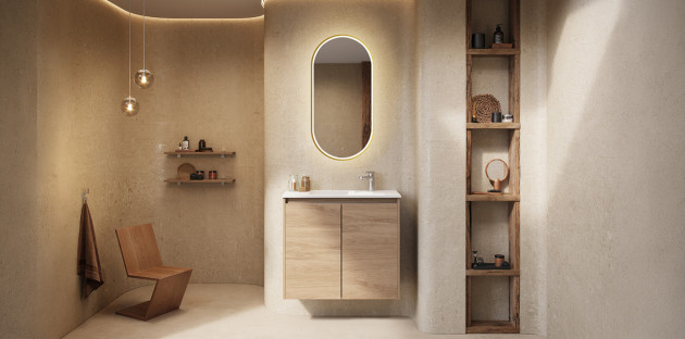 Petite salle de bains beige avec meuble suspendu en bois clair et niches de rangement ouvertes.