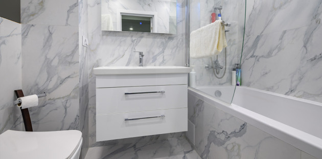 Petite salle de bains avec du carrelage imitation marbre