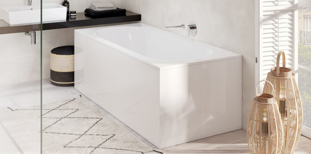 Baignoire rectangulaire gain de place installée contre un mur dans une salle de bains moderne.