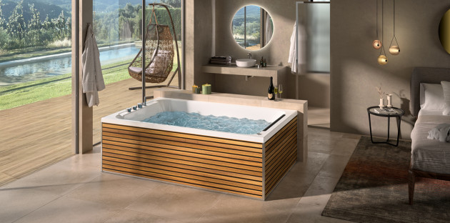 Baignoire balnéo habillée de bois dans une salle de bains avec vue sur jardin.