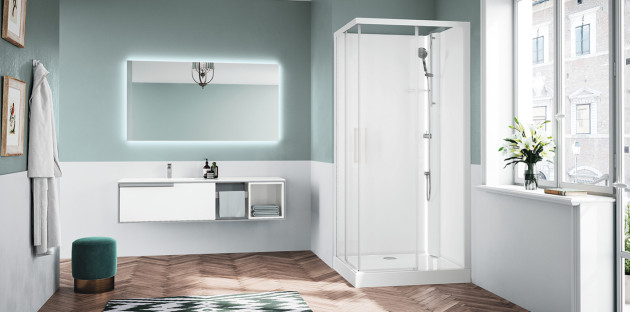 Salle de bains lumineuse avec une cabine de douche carrée
