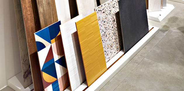 Carreaux de carrelage de différents matériaux et coloris