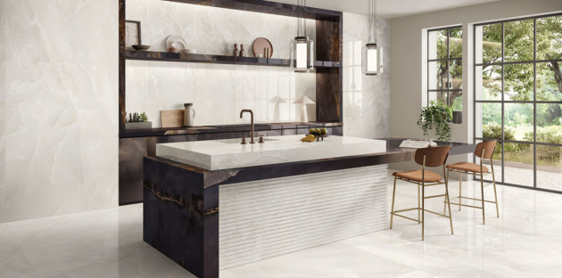 Cuisine contemporaine avec îlot central habillé d’un carrelage effet marbre grand format