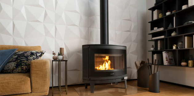 Poêle à bois moderne avec carrelage mural décoratif dans salon