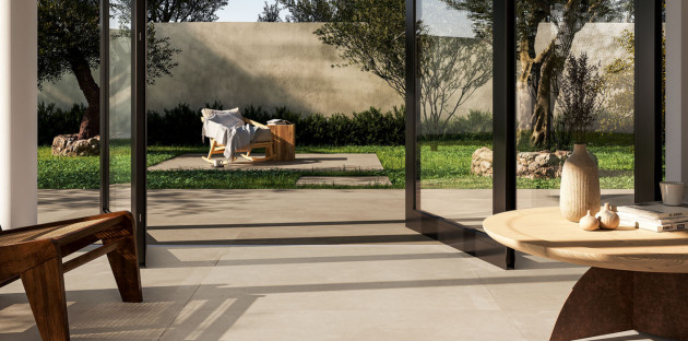 Véranda et salon de jardin équipé de carreaux de carrelage grand format