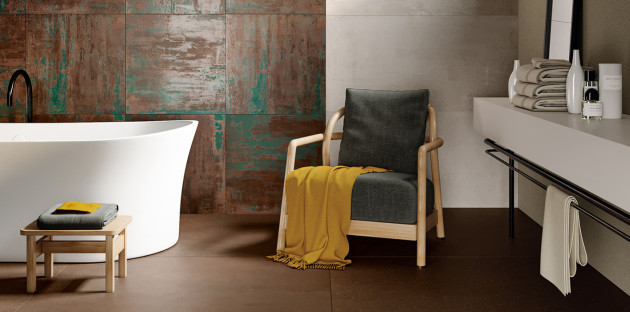 Salle de bains contemporaine avec carrelage effet métal oxydé et baignoire îlot au style chaleureux.