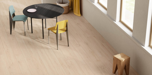 Carrelage imitation bois blanchi dans un salon lumineux avec table et chaises modernes, ambiance scandinave