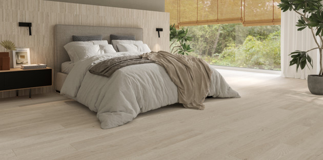 Chambre lumineuse avec carrelage imitation bois clair pour une ambiance douce et naturelle.