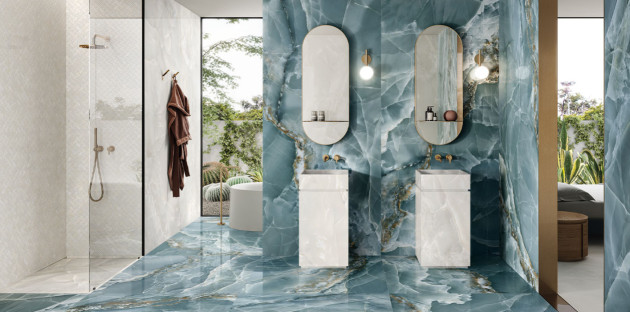 salle de bains moderne avec carrelage imitation onyx bleu posé au sol et sur les murs