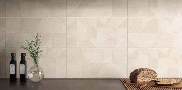 Carrelage mural beige à motifs géométriques pour une crédence de cuisine chaleureuse