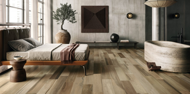 Chambre parentale avec sol imitation bois et baignoire îlot, ambiance loft contemporaine.