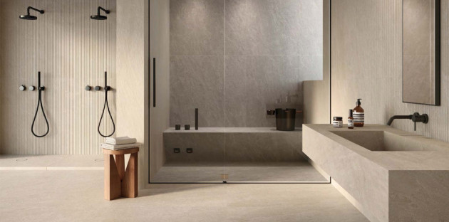 Salle de bains moderne avec carrelage sur mesure et douche à l’italienne au design épuré