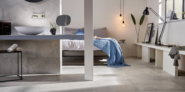 Chambre avec salle de bains recouverte de carrelage XXL teinté dans la masse