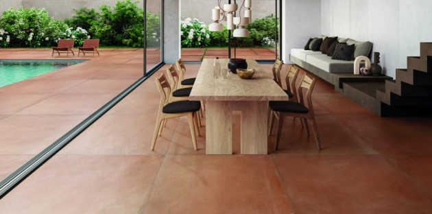 Grande terrasse dotée de carrelage terracotta