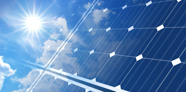 Panneau photovoltaïque bleu exposé au soleil