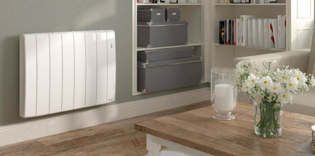 Salon équipé d'un radiateur mural électrique