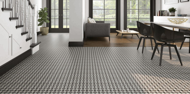 Sol de grand salon recouvert de carrelage imitation carreaux de ciment