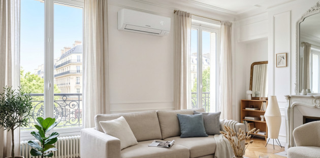 Salon lumineux équipé d’une climatisation murale réversible pour le confort en appartement
