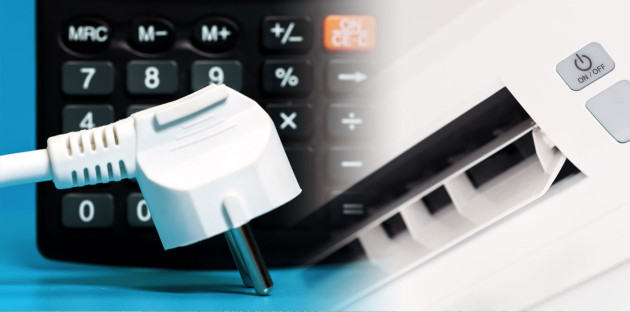 prise électrique avec une calculatrice et un panneau de contrôle de climatiseur