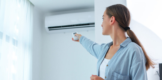 Femme qui utilise une climatisation