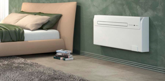 Climatiseur monobloc mural installé dans une chambre, solution de chauffage et climatisation compacte.