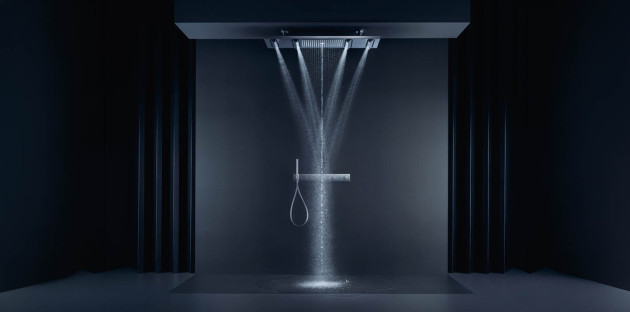 Colonne de douche cascade avec effet pluie et jet central dans une salle de bains design sombre