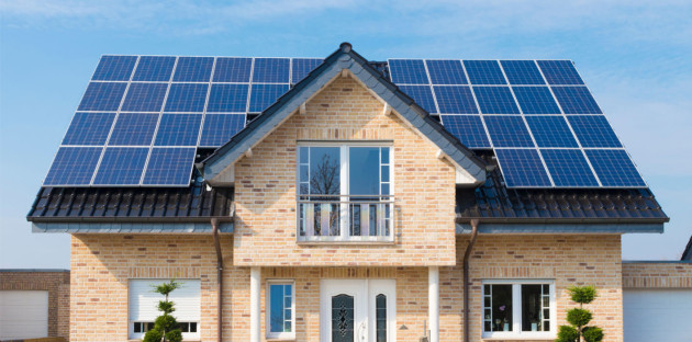 Maison avec un toit recouvert de panneaux solaires