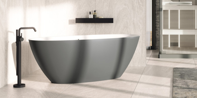 Baignoire ilot teinte grise mat installée dans une grande salle de bains