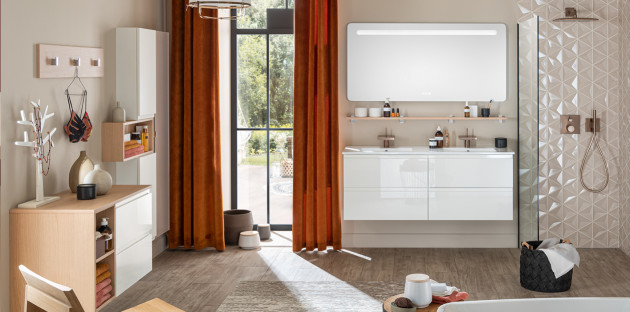 Salle de bains organisée avec beaucoup de rangements