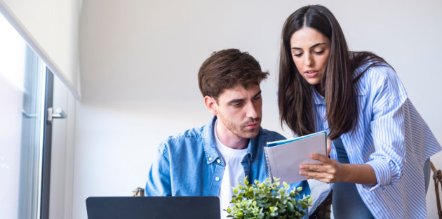 Couple dans une maison qui réalise des estimations