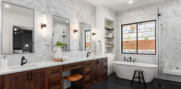 Appliques accrochées au mur et plafond dans une salle de bain blanche moderne