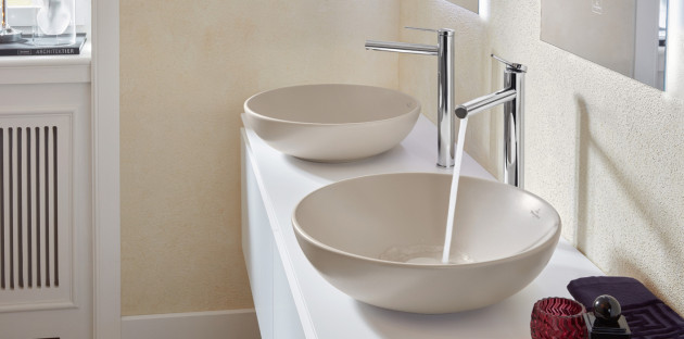 Salle de bains avec un meuble double vasque