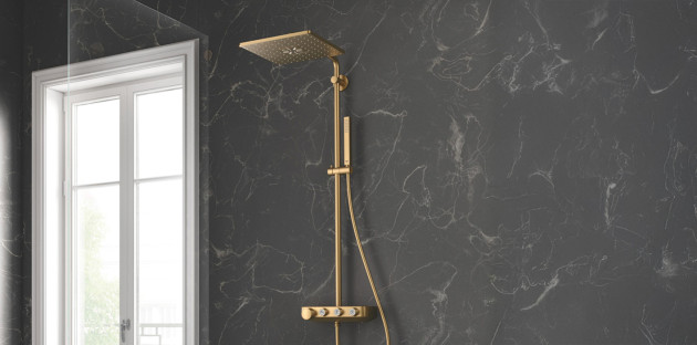 Colonne de douche or brossé dans une salle de bains