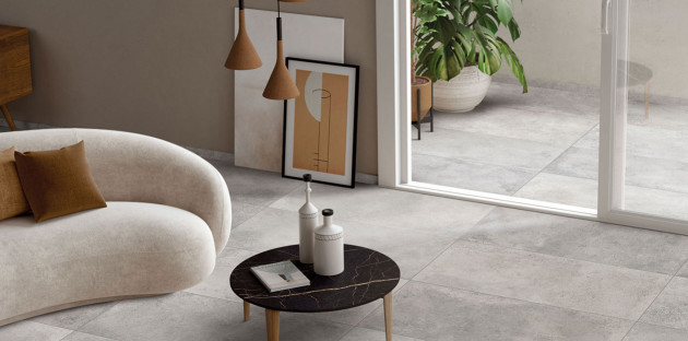 salon extérieur avec carrelage et plinthes