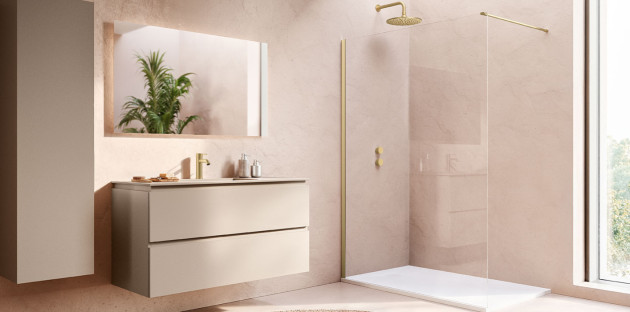 Salle de bains couleur rosée avec grande paroi de douche