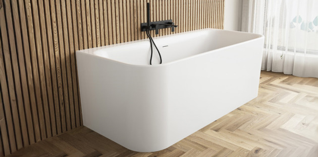 Baignoire îlot moderne adossée à un mur en tasseaux de bois avec robinetterie noire mate.