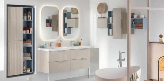 Salle de bains moderne avec des rangements optimisés