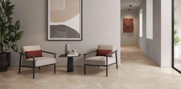 Salon de maison avec des grands carreaux de carrelage au sol