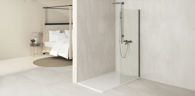 Douche ouverte avec receveur blanc et paroi vitrée.