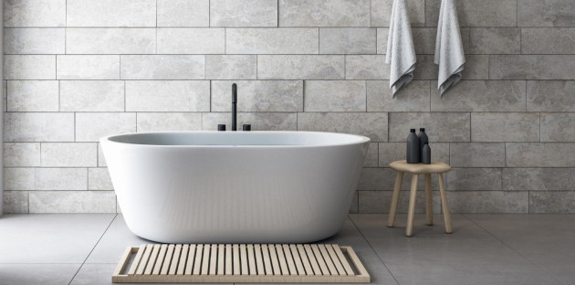 salle de bain avec baignoire blanche et décoration en bois