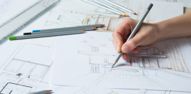 Personne qui dessine un plan de salle de bains