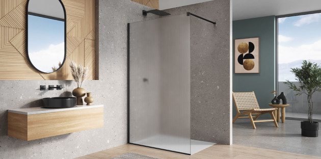 ouche à l'italienne avec paroi en verre strié et vasque noire et décor minimaliste en bois clair