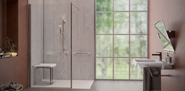 Douche PMR avec siège rabattable et équipements de sécurité dans une salle de bains accessible