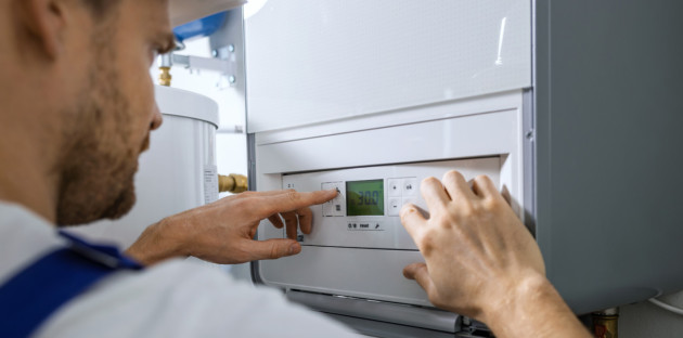 Homme qui entretient une chaudière à gaz