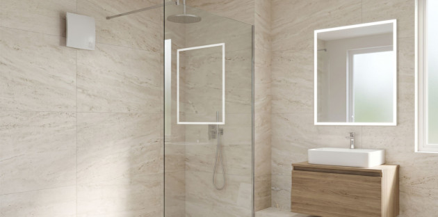 Salle de bains moderne avec extracteur mural VMC installé près de la douche pour évacuer l’humidité.