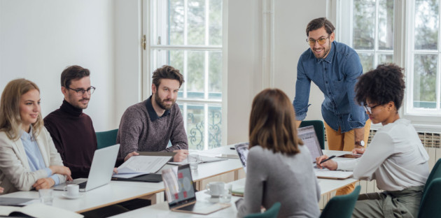 Personnes qui assistent à une réunion de formation