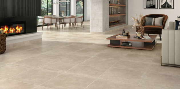 Grand salon avec un carrelage beige uniforme