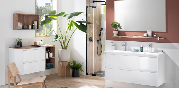 Salle de bains avec des meubles et des accessoires