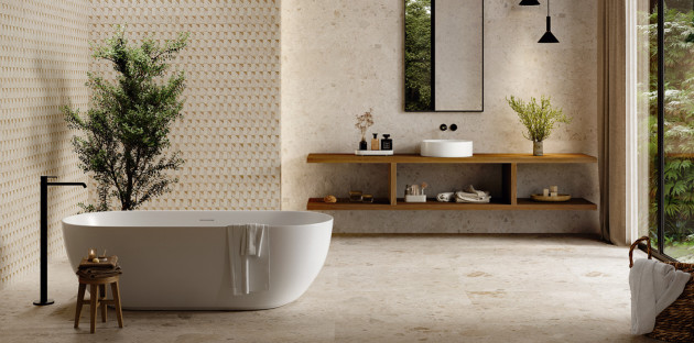 Salle de bains zen aux tons beige et naturels, avec baignoire îlot blanche, carrelage mural en relief et meuble vasque en bois.