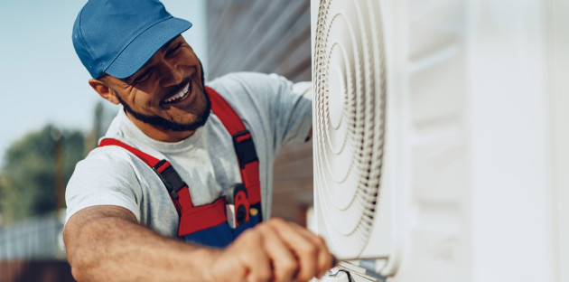 Technicien réalisant la mise en service d’une unité extérieure de climatisation